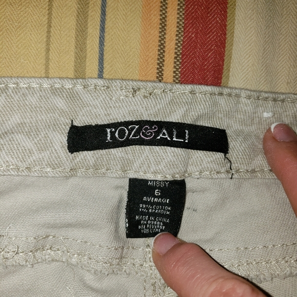 Ladie's khaki and white flowered denim jeans sz 6 - Picture 3 of 4